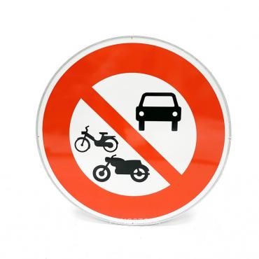 Panneau B7b Accès interdit...